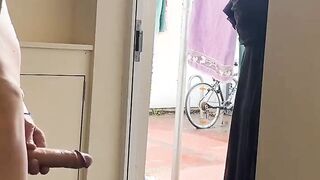 جارتي المتناكه طلعت تنشر الغسيل فتحت باب الاوضه وفرجتها زبري وهو واقف كسها اترعش دخلت xnxx xxnxx مصري  شلحت هدومها وقالتلي نكني اوي