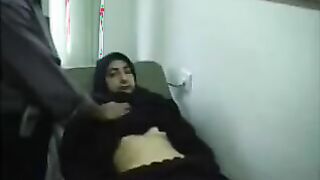 راحت تكشف عند الدكتور الهايج وهي عرفه انوا بينيك المرضه   نامت سكس تويتر  علس سرير الكشف وهي بيدء يهيجها ويلعب في بزازها