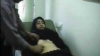 راحت تكشف عند الدكتور الهايج وهي عرفه انوا بينيك المرضه   نامت سكس تويتر  علس سرير الكشف وهي بيدء يهيجها ويلعب في بزازها