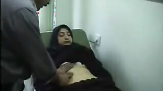 راحت تكشف عند الدكتور الهايج وهي عرفه انوا بينيك المرضه   نامت سكس تويتر  علس سرير الكشف وهي بيدء يهيجها ويلعب في بزازها