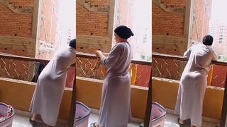 امي بتنشر الهدوم وهي مش لابسه كلوت والجلابيه خفيفه مبين  سكس تويتر طيزها كان نفسي اقوم افلقها نيك وهي واقفه كده