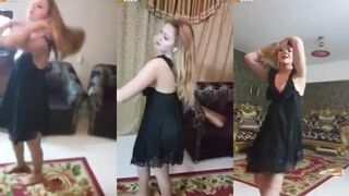 المموس سكرانه ومسك الكاس في ايدها وعماله ترقص وترفع القميص نيج  تبين طيزها وكسها اللبوه بيضه قشطه عايزه تتاكل