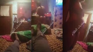 المموس سايبه نيج  ابنها بيعبيط قدامها وهي بتلبس عشيقها الواقي الذكري عشا ينكها و يفشخ كسها الممحون قدام ابنها