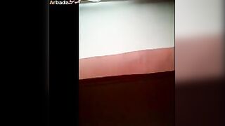 اللبوه قعده علي السرير جنب عشيقها بتشيش  نيج وهي بتمص زبر و بدخل لسانها في طيزوا   زبرو مش بيقف غير لم تبعبص طيزوا