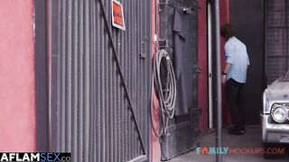اللبوه كانت بتعمل مكالمه سكس فيديو مع حبيبها  و المدرس بتاعها جه لاقها في نيك مصري  الوضع ده هاج عليها و مسكها فشخها نيك