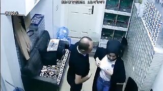 اللبوها ام كس هايج راحت للمدير مكتبوا خلاها قعدن علي الارض ومسكت  نيك مصري زبره هرتوا لحس ومص لحد ما جبهم قحبه سوريا
