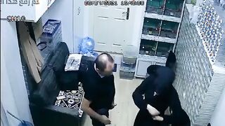 اللبوها ام كس هايج راحت للمدير مكتبوا خلاها قعدن علي الارض ومسكت  نيك مصري زبره هرتوا لحس ومص لحد ما جبهم قحبه سوريا