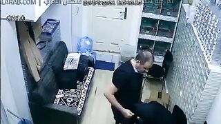 اللبوها ام كس هايج راحت للمدير مكتبوا خلاها قعدن علي الارض ومسكت  نيك مصري زبره هرتوا لحس ومص لحد ما جبهم قحبه سوريا