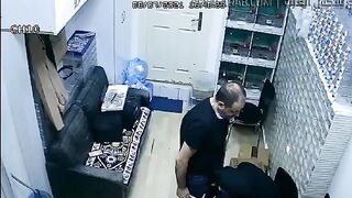اللبوها ام كس هايج راحت للمدير مكتبوا خلاها قعدن علي الارض ومسكت  نيك مصري زبره هرتوا لحس ومص لحد ما جبهم قحبه سوريا