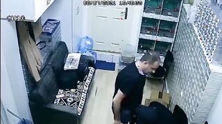 اللبوها ام كس هايج راحت للمدير مكتبوا خلاها قعدن علي الارض ومسكت  نيك مصري زبره هرتوا لحس ومص لحد ما جبهم قحبه سوريا
