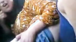 قبحه عراقيه كبيره في السن بس بتطلع اودرات الزبون خدها في نيك مصري كنبة العربيه من ورا و فشخ كسها الممحون نيك
