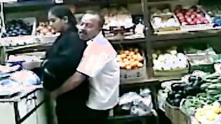 اللبوه بتيجي تاخد الخضار ببلاش  سكس مصري بس انا بعرف احسبها كويس بمسكها انكها و افشخ كسها الممحون قحبه مموس