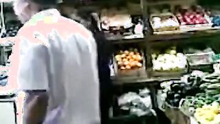 اللبوه بتيجي تاخد الخضار ببلاش  سكس مصري بس انا بعرف احسبها كويس بمسكها انكها و افشخ كسها الممحون قحبه مموس