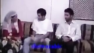 روحنا انا وصحابي عند القواده الكبيره و اتفقنا معاه سكس مصري ا هنديها فلوس اكتر بس ننام معاها احنا الاتنين مع بعض