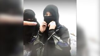 انا وامي هاجنا علي زبر اخويا مسكنا قعدنا نمص و نل سكس مصري حس فيها و نكني انا في كسي و ناك امي في طيزها الكبيره