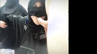 انا وامي هاجنا علي زبر اخويا مسكنا قعدنا نمص و نل سكس مصري حس فيها و نكني انا في كسي و ناك امي في طيزها الكبيره