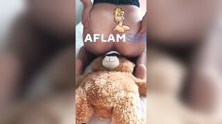 اللبوه من كتر هايجنها ركب علي الدوبدوب سكس مصرى  وعماله تحك طيزها و كسها فيه الهايجه نزله ضرب علي طيزها وبزازها الكبيره