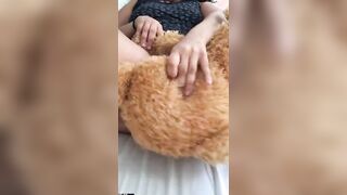 لبوه سعوديه ممحونه مسكها الدبدوب وعماله سكس عربي  تمشي ايدوا علي شفايف كسها المبطرخ  الهايجه فشخ رجلها و نزله بعبصه في كسها