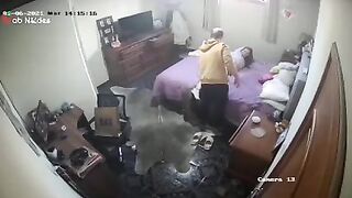اللبوه استغلت غياب امها سكس مصري   ودخلت ل جوز امها الغرفه ينكها ويفشخ كسها اللبوه ركب علي زبر و فشخ كسها الممحون نيك