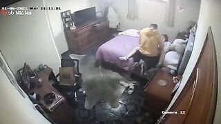 اللبوه استغلت غياب امها سكس مصري   ودخلت ل جوز امها الغرفه ينكها ويفشخ كسها اللبوه ركب علي زبر و فشخ كسها الممحون نيك