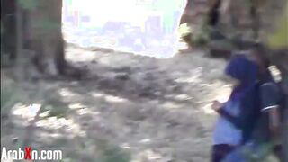 العرص خد خطيبوتوا الحديقه و زنقها جنب الشجره عماله يعصر في فيلم سكس   بزازها و يقفش في طيزها و كسها واللبوه ممحونه اوي