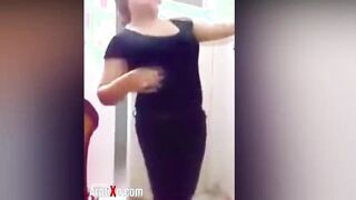 الشاذه بنت المتناكه هايجه علي بنتها و بتقولها هقوم ارقصلك و افرجك  موقع سكس علي طيزي و انا بهزها عايزه تهيجها عليها