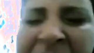 بنت اخويا في الحمام دخلت عليها وانا بصورها وهي اتكسفت اوي عشان انا داخل  سكس مصري جامد عليها عريان و زبري واقف مسكتها فشخت طيزها نيك