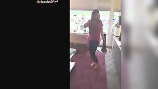 الشرموطه قالتلي اعلي صوت الاغاني عشان مبتعرفش سكس مصري جديد  ترقص غير علي الصوت العالي المموس خلعت البنطلون والاندر في البلكونه