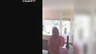 الشرموطه قالتلي اعلي صوت الاغاني عشان مبتعرفش سكس مصري جديد  ترقص غير علي الصوت العالي المموس خلعت البنطلون والاندر في البلكونه