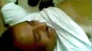 القواده بتتخانق مع المموس  سكس مصري عشان مش راضيه تدلع الزبون وتعمل معا التالت بتقولها يلا يا مره يابنت المتناكه اشتغلي ودلعي الزبون
