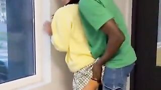 الطلاب الهايج هاج علي زملتها الممحونه  سكس مصري و مسكها زنقها في ممر المدرسه رفع الجيبه بتاعتها وفشخها نيك في كسها و طيزها