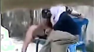 سمعت صوت غريب ببص من الشباك لاقيت العرص قافش خطيبتوا سكس مصري  فوس السطوح و عماله يلعب في بزازها و يبعبص في كسها