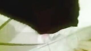 العرصبيشم ريحة الكلوت بتاعها قبل ماينكها عشان يعرف كانت سكس مصري  في اوردار ولا شريفه لم اتاكد مسكها فشخ طيزها وكسها نيك