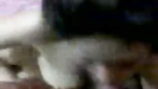 اللبوه بتف علي زبري قبل  سكس مصري ما دخلوا في كسها بتقوليابل زبرك الاول عشان كبير اوي بيفشخني و يخليني اتعور لبوه مصريه