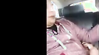 الجزء التاني تجميع فيديوهات المموس مني فاروق  سكس مصري اللبوه مسك زبر الكويتي و نزله مص ولحس فيه وهم قعدين في العربيه