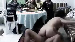 المموس ابوها و امها  سكس مصري و اخوتها قعدين و هي وجوزها فشخين بعض نيك قدامهم مسكها علي الارض فشخ كسها نيك لحد ماجبهم