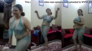 مموس مربربه كبيره في السن  سكس مصري  لابسه بدلة رقص شفافه و بترقص ل ابن عمها الهايج قبل ما يفشخ كسها الممحون و ينكها