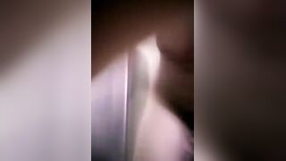 المموس شغاله دعك و بعبصه في كسها و من كتر هيجنها  سكس مصري نزلت مايه كتير من كسها الممحون غرقت الارض من كسها الشرقان