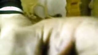 الهايجه كسها كان مولع ناااار جاتلي الورشه سكس مصري عشان امتعها و اريح كسها الممحون طلعت لابسه قميص نوم تحت هدوم