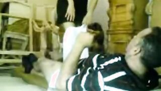 الهايجه كسها كان مولع ناااار جاتلي الورشه سكس مصري عشان امتعها و اريح كسها الممحون طلعت لابسه قميص نوم تحت هدوم
