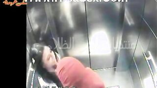 الشراميط  سكس مصري نسيوا ان الاسانسير فيه كاميرات و اول ما الباب اتقفل نزلوا بوس وتقفيش في بزاز بعض شراميط موقع انا مزه