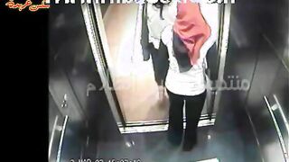 الشراميط  سكس مصري نسيوا ان الاسانسير فيه كاميرات و اول ما الباب اتقفل نزلوا بوس وتقفيش في بزاز بعض شراميط موقع انا مزه