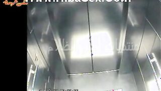 الشراميط  سكس مصري نسيوا ان الاسانسير فيه كاميرات و اول ما الباب اتقفل نزلوا بوس وتقفيش في بزاز بعض شراميط موقع انا مزه