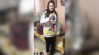 اللبوه راحت ل حبيبها البيت و  سكس مصري طلعت لابسه قميص نوم جامد تحت الهدوم الهايجه فاتحه رجله و بيلعب في كسها كان هيفتحها