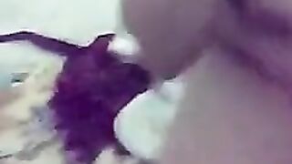 شرمطه مغربيه كبيره في سن سكس مصري  مع الزبون الهايج نايمه تحت منوا و هو فاشخ كسها المنفوخ نيك عنيف بزبر الكبير