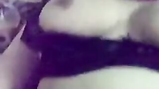شرمطه مغربيه كبيره في سن سكس مصري  مع الزبون الهايج نايمه تحت منوا و هو فاشخ كسها المنفوخ نيك عنيف بزبر الكبير