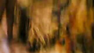 الممحونه فاتن الهايجه جتلي الشقه  سكس مصري و مراتي مش موجوده خلاتها بلعت زبري كله جوا بوقها و مسكتها فشختها نيك