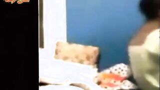 ليلي زملتي في الشغل جت تزورني في البيت مقدرتش امسك نفسي عنها  سكس مصري  وهي عماله تتشرمط عليا مسكتها فلقست طيزها وفشختها نيك