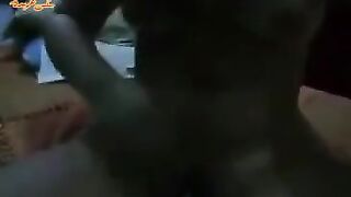 اللبوه لابسه قميص نوم احمر فاجر وطلعه لايف نار وهي  سكس مصري بتخلع القميص و بتلعب في بزازها الصغير عودها فرنساوي جامد