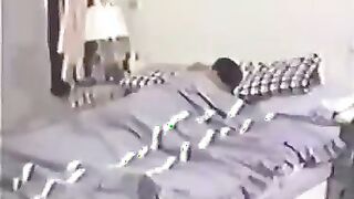 الشرموطه عماله تفرك جنبي وانا نايم عايزه تصحيني باي طريقه سكس مصري  عشان انكها مسكتها من شعرها و دخلت زبري كله في بوقها